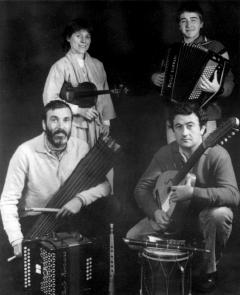 "Txanbela" (1984) lehen diskoa grabatu zituzten musikariak. Zutik, Pilar Otxoa de Eribe eta Iaki Pea; makurtuta, Joan Marin Beltran eta Juantxo Villalba.